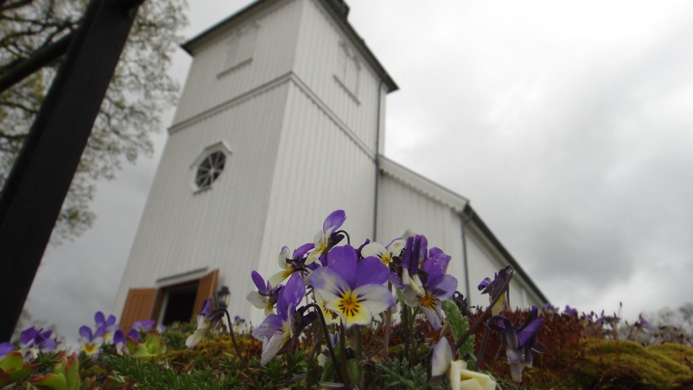 Gammeldags kirke, her Os Kirke, Rakkestad. Foto: Terje Bjørnstad